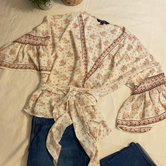 Max Edition floral wrap top 3/4 flutter sleeve - Picture 2 of 7